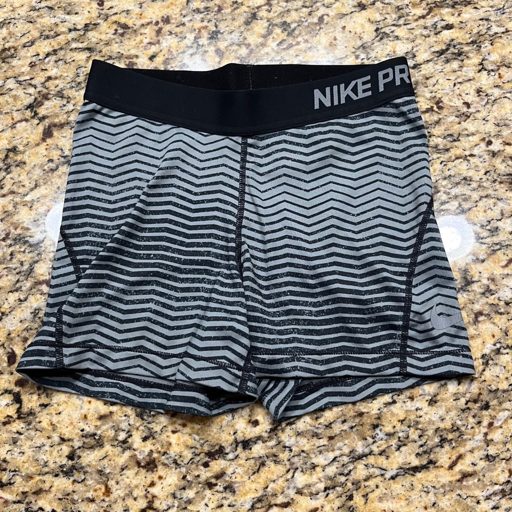 Nike Pro Womens Grey Black Chevron Zig Zag Compression Athletic Shorts‎